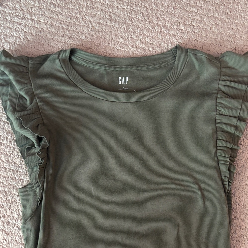 GAP Women's Olive Ruffle Sleeve Tee size L